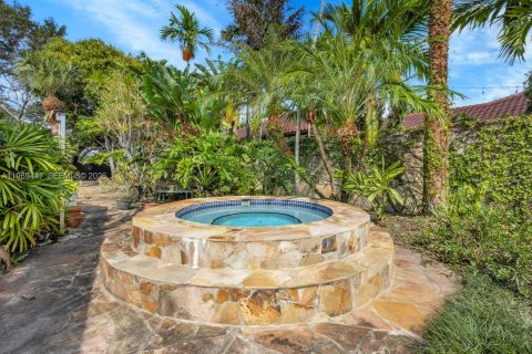 House in Miami, Florida 5 bedrooms, 424.01 sq.m. № 2030895 - photo 18