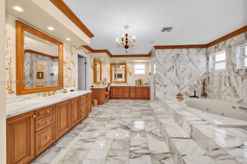 House in Miami, Florida 5 bedrooms, 424.01 sq.m. № 2030895 - photo 12