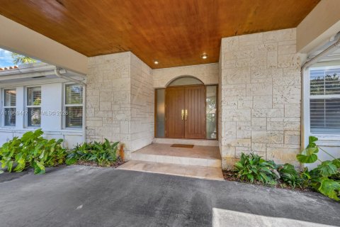 House in Miami, Florida 5 bedrooms, 424.01 sq.m. № 2030895 - photo 3