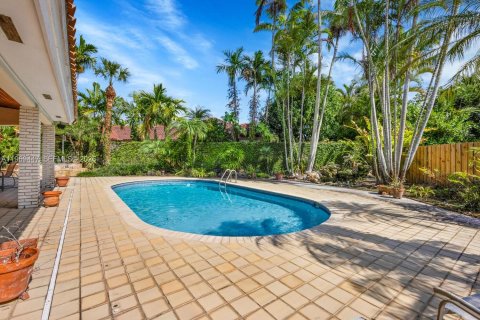 House in Miami, Florida 5 bedrooms, 424.01 sq.m. № 2030895 - photo 17