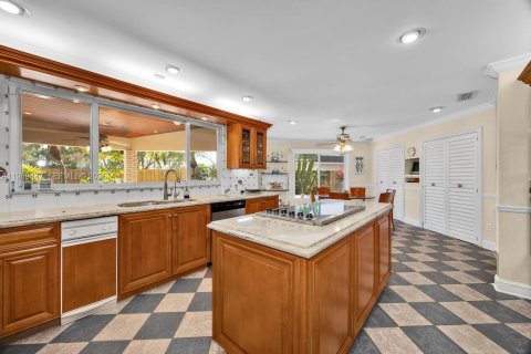 House in Miami, Florida 5 bedrooms, 424.01 sq.m. № 2030895 - photo 6