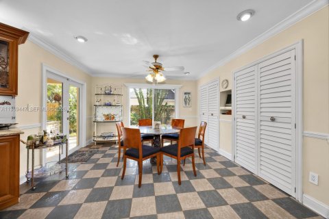 House in Miami, Florida 5 bedrooms, 424.01 sq.m. № 2030895 - photo 8