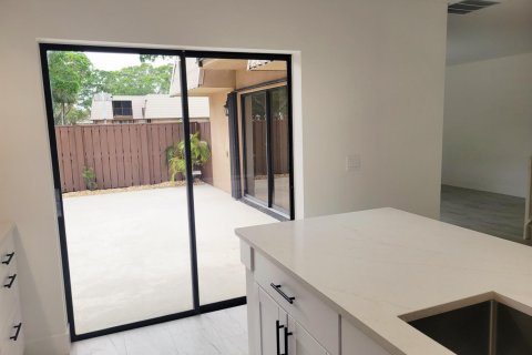 Touwnhouse à vendre à West Palm Beach, Floride: 2 chambres, 114.83 m2 № 2293945 - photo 3