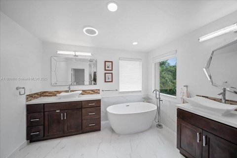House in Weston, Florida 5 bedrooms, 292.08 sq.m. № 1889221 - photo 26