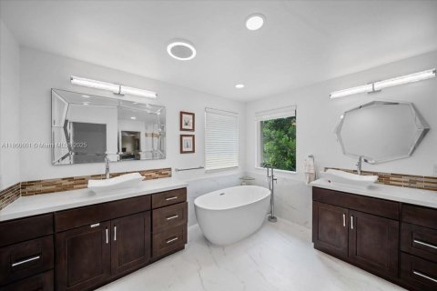 House in Weston, Florida 5 bedrooms, 292.08 sq.m. № 1889221 - photo 25