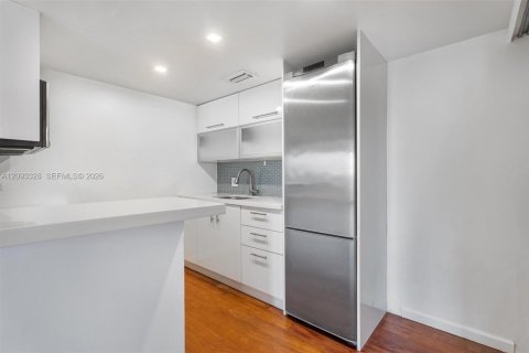 Condo in Miami Beach, Florida, 2 bedrooms  № 2381531 - photo 6