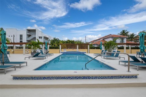 Condo in Miami Beach, Florida, 2 bedrooms  № 2381531 - photo 20