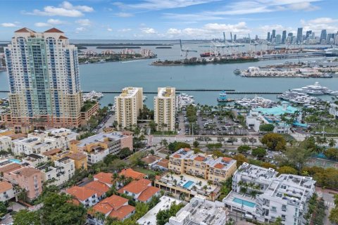 Condo in Miami Beach, Florida, 2 bedrooms  № 2381531 - photo 25