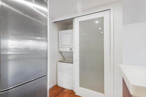 Condo in Miami Beach, Florida, 2 bedrooms  № 2381531 - photo 7