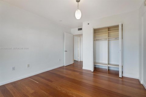 Condo in Miami Beach, Florida, 2 bedrooms  № 2381531 - photo 11