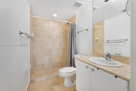 Condo in Miami Beach, Florida, 2 bedrooms  № 2381531 - photo 9