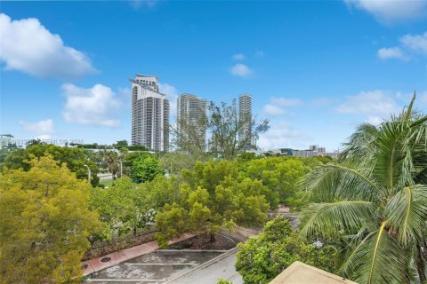 Condo in Miami Beach, Florida, 2 bedrooms  № 2381531 - photo 16