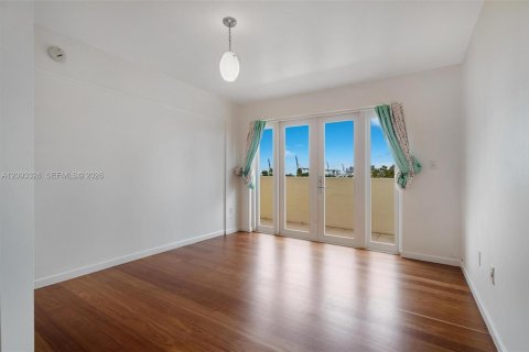 Condo in Miami Beach, Florida, 2 bedrooms  № 2381531 - photo 10