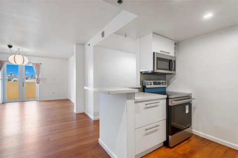 Condo in Miami Beach, Florida, 2 bedrooms  № 2381531 - photo 5