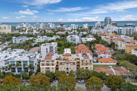 Condo in Miami Beach, Florida, 2 bedrooms  № 2381531 - photo 24