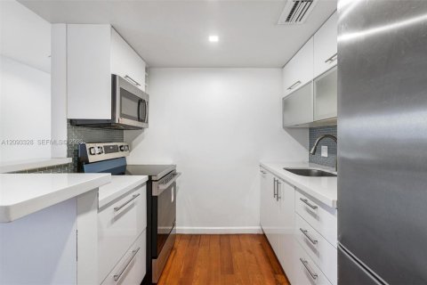 Condo in Miami Beach, Florida, 2 bedrooms  № 2381531 - photo 4