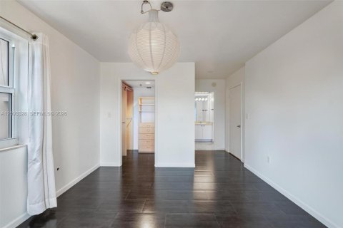 Condo in Miami Beach, Florida, 2 bedrooms  № 2381531 - photo 13