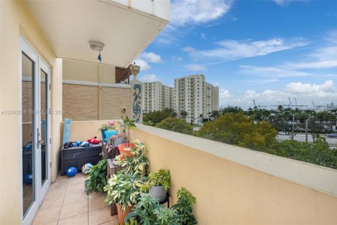 Condo in Miami Beach, Florida, 2 bedrooms  № 2381531 - photo 19