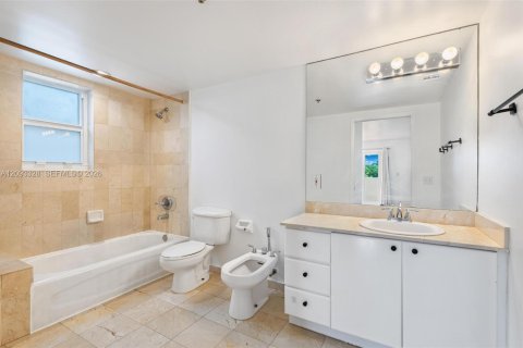 Condo in Miami Beach, Florida, 2 bedrooms  № 2381531 - photo 15