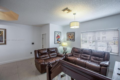 Снять в аренду таунхаус в Майами-Лейкс, Флорида 3 спальни, 116.87м2, № 1992683 - фото 5