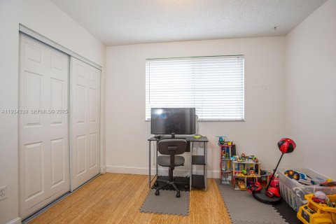 Снять в аренду таунхаус в Майами-Лейкс, Флорида 3 спальни, 116.87м2, № 1992683 - фото 14