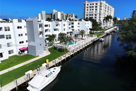 Condo à Pompano Beach, Floride, 2 chambres  № 2037691
