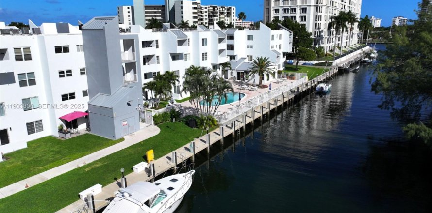 Condominio en Pompano Beach, Florida, 2 dormitorios  № 2037691