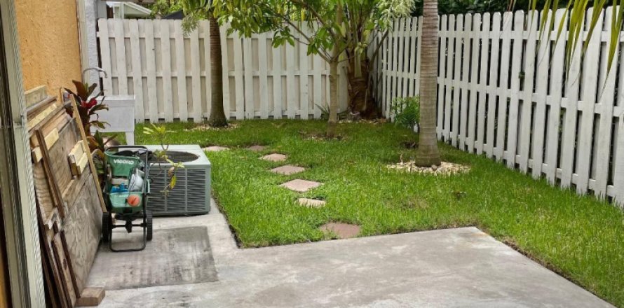 House in Tamarac, Florida 3 bedrooms № 1155739