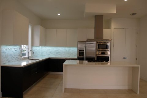 Снять в аренду виллу или дом в Дорал, Флорида 5 спален, 336.68м2, № 2006714 - фото 9