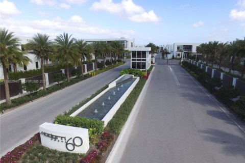 Снять в аренду виллу или дом в Дорал, Флорида 5 спален, 336.68м2, № 2006714 - фото 1