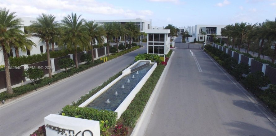 Дом в Дорал, Флорида 5 спален, 336.68м2 № 2006714