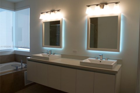 Снять в аренду виллу или дом в Дорал, Флорида 5 спален, 336.68м2, № 2006714 - фото 22