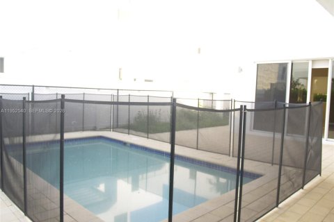 Снять в аренду виллу или дом в Дорал, Флорида 5 спален, 336.68м2, № 2006714 - фото 10