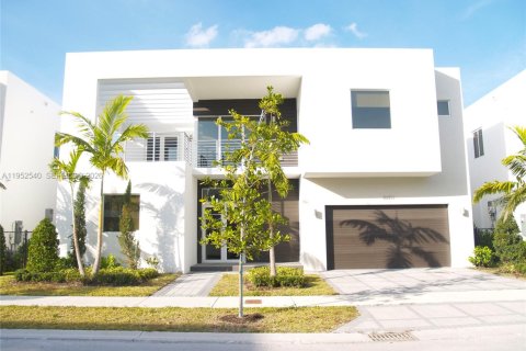 Снять в аренду виллу или дом в Дорал, Флорида 5 спален, 336.68м2, № 2006714 - фото 2