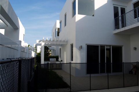 Снять в аренду виллу или дом в Дорал, Флорида 5 спален, 336.68м2, № 2006714 - фото 11