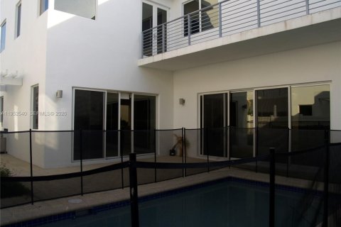 Снять в аренду виллу или дом в Дорал, Флорида 5 спален, 336.68м2, № 2006714 - фото 12