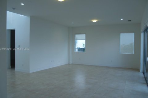 Снять в аренду виллу или дом в Дорал, Флорида 5 спален, 336.68м2, № 2006714 - фото 4