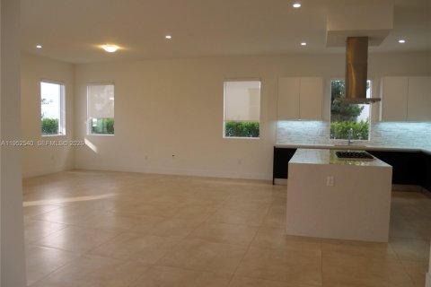 Снять в аренду виллу или дом в Дорал, Флорида 5 спален, 336.68м2, № 2006714 - фото 8