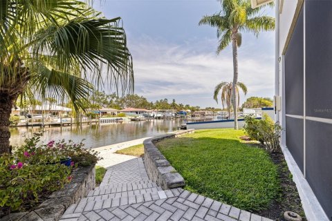 Townhouse in Saint Petersburg, Florida 2 bedrooms, 137.96 sq.m. № 1654307 - photo 8