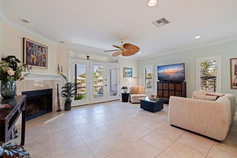 Townhouse in Saint Petersburg, Florida 2 bedrooms, 137.96 sq.m. № 1654307 - photo 5