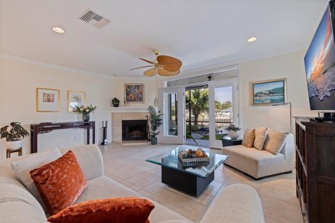 Townhouse in Saint Petersburg, Florida 2 bedrooms, 137.96 sq.m. № 1654307 - photo 14
