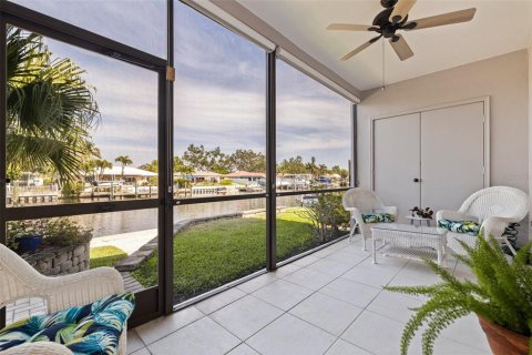 Townhouse in Saint Petersburg, Florida 2 bedrooms, 137.96 sq.m. № 1654307 - photo 4