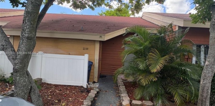 Adosado en Lauderhill, Florida 3 dormitorios, 78.87 m2 № 2012154