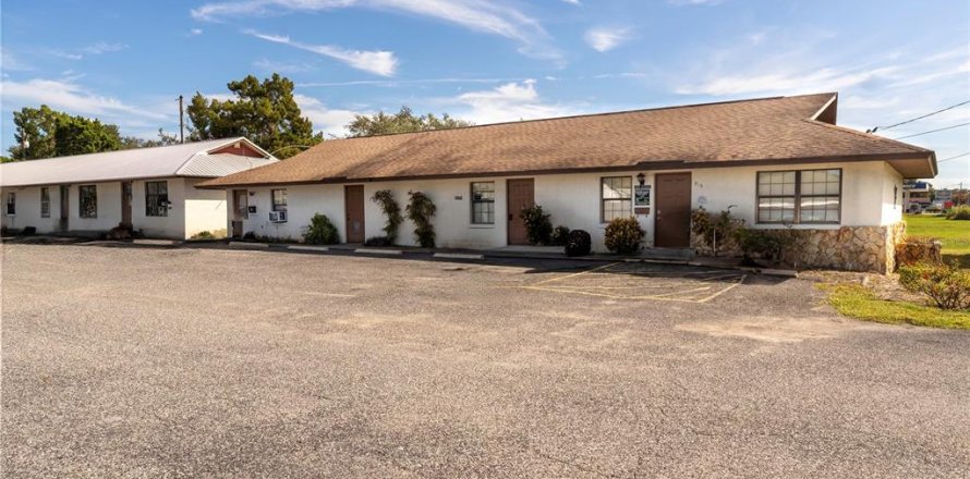 Commercial property in Tavares, Florida 476.03 sq.m. № 2214941