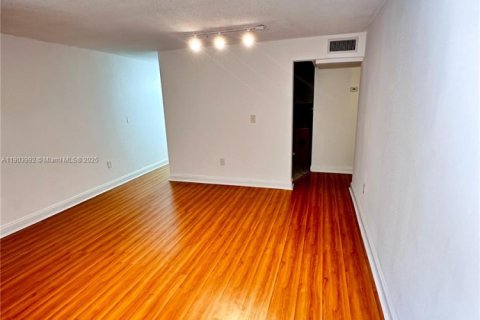 Copropriété à louer à Miami, Floride: 2 chambres, 80.45 m2 № 1954934 - photo 2