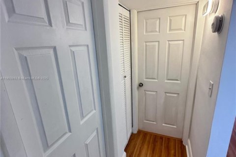 Copropriété à louer à Miami, Floride: 2 chambres, 80.45 m2 № 1954934 - photo 5