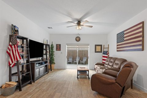 Villa ou maison à vendre à Homestead, Floride: 5 chambres, 269.88 m2 № 2021517 - photo 4