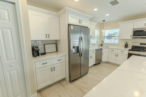 Casa en venta en New Port Richey, Florida, 5 dormitorios, 278.71 m2 № 1915457 - foto 28