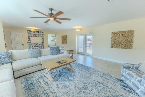 Casa en venta en New Port Richey, Florida, 5 dormitorios, 278.71 m2 № 1915457 - foto 15
