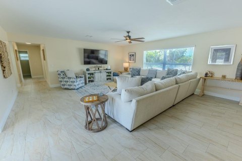 Casa en venta en New Port Richey, Florida, 5 dormitorios, 278.71 m2 № 1915457 - foto 13